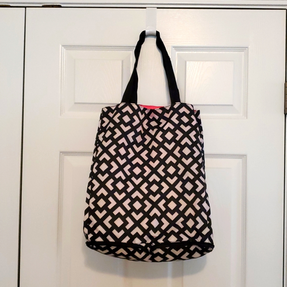 🌻 Black and White Geometric Travel Tote Bag